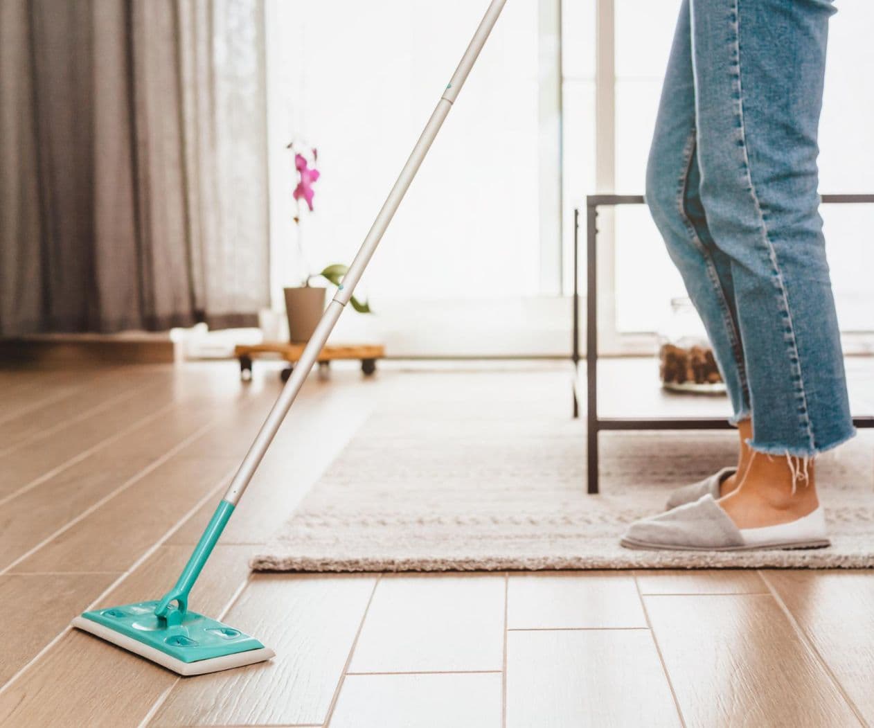 LIGHTEN YOUR DAILY LIFE WITH EASY-TO-CLEAN FLOORING
